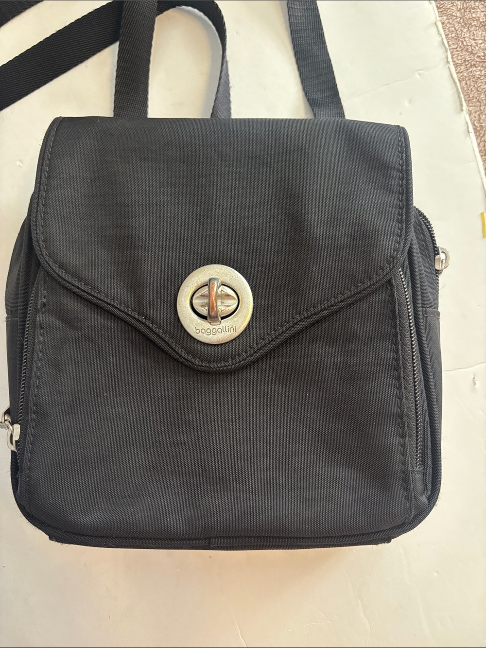 BAGGALLINI BLACK VINYL CROSSBODY LOTS OF COMPARTMENTS ADJUSTABLE STRAP
PRELOVED